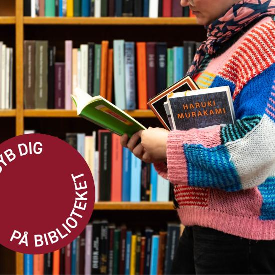 Foto af kvinde på bibliotek med bøger i hånden