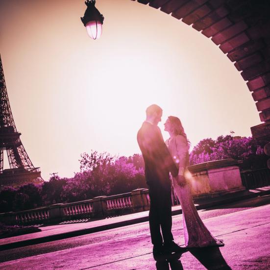 Par foran Eiffeltårnet