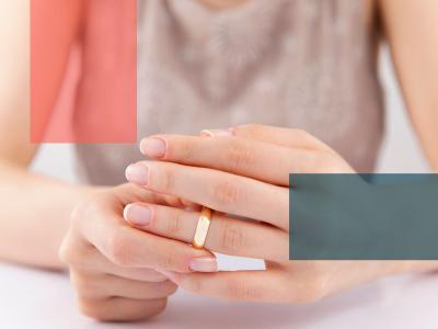 Dame piller vielsesringen af sin hånd