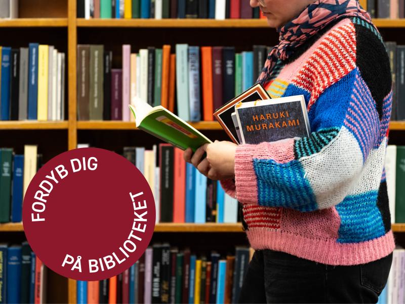 Foto af kvinde på bibliotek med bøger i hånden