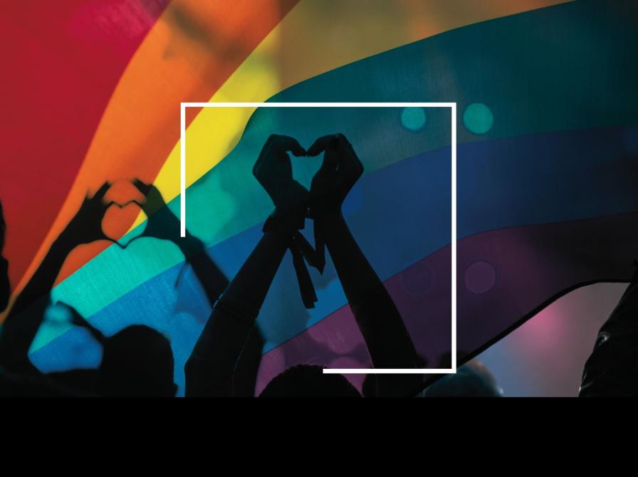 Pride flag, løftede arme og hænder, der laver hjerter