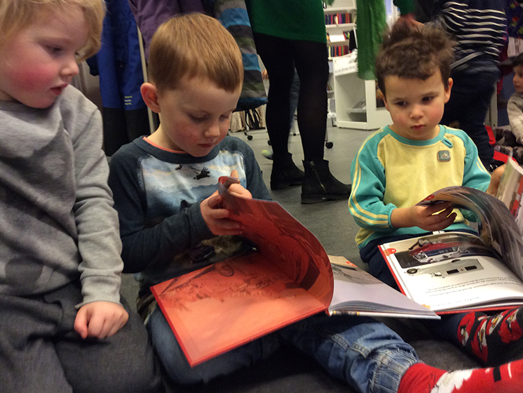  Børn kigger i en bog