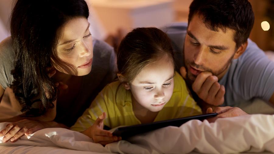 Familie der hygger med en tablet