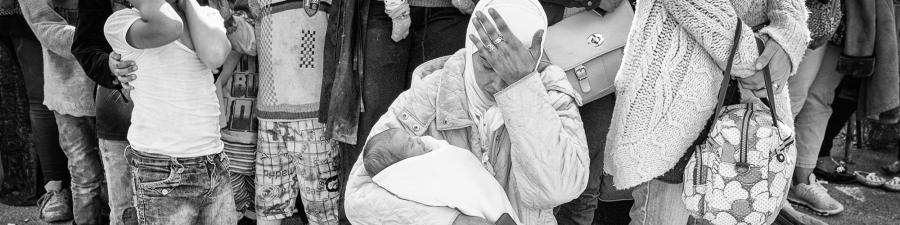 Foto: Grædende kvinde med baby i hånden