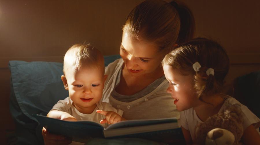 Mor og to børn der læser