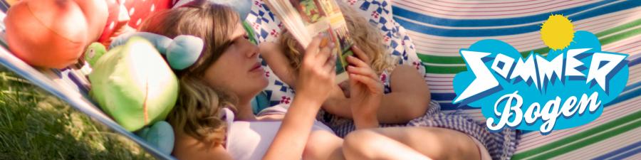 Foto: Mor og datter læser i hængekøje